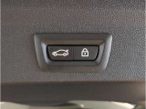 【電動テールゲート】オートマアチックトランクリッドオペレーションが装備されています。両手が塞がっている時でも、スマートキーを身につけていればハンズフリーで開閉可能です。