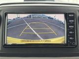 後方の映像を画面で確認しながら駐車操作をサポート。ガイド線も表示されるため、車庫入れや駐車時に周囲の状況を把握しやすく、安心感につながります。