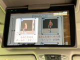 天井に設置されたモニターには映像が表示され、後席からも画面を確認しやすい配置です。停車中に映像を楽しむ場面にも活用でき、同乗者が車内で過ごす時間をより快適に演出してくれます。