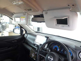 運転席・助手席ともにバニティミラーがあり身だしなみチェックに役立ちます。