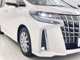 明るいライトが夜道を明るく照らしてくれます。 運転する上で、道路状況をいかに早く認識できるか重要なポイントです。 白色光が暗い道も明るく照らしてくれますよ。