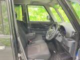 運転席まわりまで見渡しやすく、前方や左右の確認がしやすい室内です。ゆとりを感じる座席と落ち着いた色合いで、毎日の移動にもなじみやすい空間に仕上がっています。
