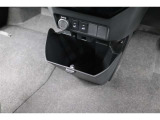 運転席と助手席の間にセンターロアボックスがあります!