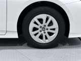 タイヤサイズは195/65R15樹脂キャップ付アルミホイールです。