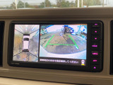 駐車時に車両周辺と後方の様子を画面で確認でき、周囲への注意を促します。表示が左右に分かれて位置関係を把握しやすく、狭い場所での車庫入れや後退時にも役立ちます。