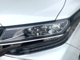 【LEDヘッドライト】悪天候や夜間走行時も良好な視界を確保し安心して運転できる高輝度LEDヘッドライトを装備!点灯速度が早く、消費電力も抑えられています。