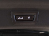 【電動テールゲート】オートマアチックトランクリッドオペレーションが装備されています。両手が塞がっている時でも、スマートキーを身につけていればハンズフリーで開閉可能です。