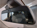 MINIではルームミラーの裏側にETCの車載器が内蔵されており、別途で車載器の購入必要なしで非常にスマート。皆様が驚かれるポイントのでもあります