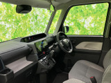 座席から前方まで見通しやすく、車内全体に明るさを感じられる空間です。落ち着いた色合いのシートと広めの窓で、同乗される方にもゆったりお過ごしいただけます。