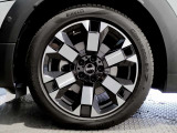 【BMWアロイホイル】軽量かつ強度に拘ったアロイホイル。走行性能ポテンシャルを引き出す設計。車の足元を引き締めてくれる大きなポイントはアロイホイルです。