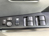 【電動格納ミラー】サイドミラーは電動格納式となっており、狭い駐車場でもキズがつくリスクを抑えられます。