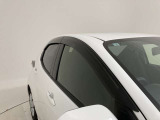 ドアバイザーも付いています。雨の日に少し窓を開けても、雨水が入りにくく、喫煙する方などにも強い味方です。
