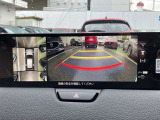 360&deg;ビューモニターでは、両サイドとフロント、バックカメラの合成で、あたかも上空から見下ろした様に周囲を確認して頂けます。駐車場だけでなく、T字路等でも活躍のアイテムです!