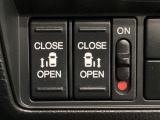【両側パワースライドドア】両側がパワースライドドアになっており、運転席のスイッチやスマートキーでも開閉が可能です!開口部も広いので乗り降りも楽々♪