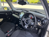 ミニ クーパーSの運転席まわりは機能的なデザイン。スイッチ類も扱いやすい配置です。
