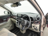 運転席全体 シンプルで見晴らしも広い、誰にも運転しやすいデザインです。