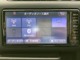 AM・FMラジオのほか、Bluetoothやテレビなど複数のソースが画面に並びます。表示を見ながら使いたい項目を選べるため、普段の音楽やラジオの利用も分かりやすく、気分に合わせて活用できます。