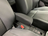 【アームレスト】運転席には、長距離ドライブに優しいアームレストが装備しています。