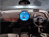 MINIの内装はとにかく『円』に拘ったデザインコンセプトが一目で伝わってきます。これほど円形に拘った車は他に御座いません。伝統のデザイン、トグルスイッチなど遊び心のある内装で御座います。