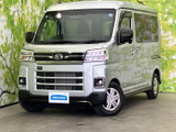 角の立ったフロントまわりと、すっきりまとまった車体が印象的です。明るいボディカラーが清潔感を添え、正面からも側面からも存在感のある佇まいを楽しめます。