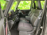 前席には体を預けやすいシートが備わり、運転席まわりも見渡しやすい配置です。明るさを感じる窓とゆとりある足元で、日々の運転から長めの移動まで落ち着いて過ごせます。