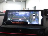 車両を上方から見たような映像をナビ画面に表示するパノラミックビューモニターです。