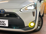 【LEDヘッドライト】悪天候や夜間走行時も良好な視界を確保し安心して運転できる高輝度LEDヘッドライトを装備!点灯速度が早く、消費電力も抑えられています。