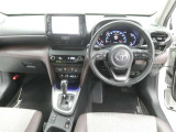 運転席からの視界はこんな感じです☆お気軽にご来店いただき、実際に座って是非お確かめください。ドライバーに寄り添う快適な操作フィールをもたらすステアリングです。