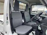 運転席まわりには十分なスペースがあり、大柄な方でもゆったり運転していただける環境です。