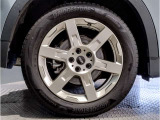 足元を引き締めるホイールデザインと、SUVらしい安定感を演出するタイヤが魅力。ボディとのバランスにも優れ、スタイリングにスポーティさと上質な雰囲気をプラスしています。