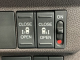 狭い所でも乗り降り楽々な両側電動スライドドアです!簡単にドアの開閉が出来る為女性やお年寄りにも優しく、荷物で手が塞がった時なども大変便利です!
