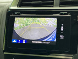 後方の様子とガイドラインを画面で確認でき、駐車時の位置合わせをサポートします。周囲を目視で確認しながら活用できるため、狭い場所での切り返しや車庫入れにも便利です。