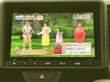 テレビ番組を画面で視聴できる装備です。停車中の休憩時間などに映像を楽しめ、画面上で番組内容を確認しやすいのも便利。お出かけ先での待ち時間にも活用いただけます。