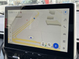 地図上に道路や周辺の建物が表示され、現在地の確認に活用できます。画面上の操作項目もまとまっており、行き先の確認や目的地設定を行う際に便利です。日常の道案内に役立ちます。