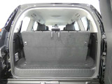 三列目シートは、折りたためますので大きなスペースが出来ちゃいます。キャンプ用品など大きな荷物もばっちり収納可能です♪