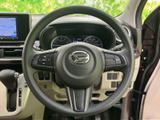 ステアリングには左右にスイッチが備わり、運転姿勢を大きく変えずに機能を利用できます。メーターも正面に見渡せるレイアウトで、日々の運転を支える扱いやすい装備です。
