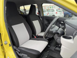 明るい色を組み合わせたシートが、運転席と助手席に広がる室内です。窓から外の様子を確認しやすく、すっきりした足元と合わせて、日々の乗り降りも心地よくお使いいただけます。