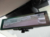 スマートルーミラー装備車両後方のカメラ映像をミラ-面に映し出すので、車内の状況や、天候などに影響されにくく、よりクリアな後方視界が得られます。