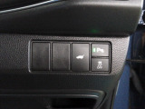 パーキングセンサーや横滑りを防ぐVSA等のスイッチ類は運転席の右側、手の届きやすい位置にあります。