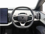スポーク部には、さまざまな装備や機能を操作できるスイッチをスタイリッシュにレイアウト。一部の機能については、お好みに合わせてスイッチの割り当てをカスタマイズすることも可能です。