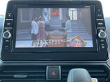 停車中には画面でテレビ番組を視聴でき、待ち時間や休憩中の車内時間を快適に過ごすのに役立ちます。映像と字幕が表示されるため内容を追いやすく、日常のさまざまな場面で活用いただけます。