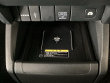 スマホを置くだけで充電できるワイヤレス充電器!ケーブルの抜き差しが不要なのでとても便利です♪