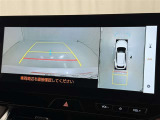 後方の見える安心をお届けするバックガイドモニター付:バックするときのアシストラインもあって楽々バック!車庫入れや縦列駐車をサポートし、苦手な駐車も安心です!今やもう手放せない装備ですネ♪