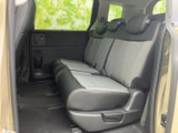 後席は横並びで座れるシートにヘッドレストを備え、同乗者が落ち着いて過ごせる空間です。足元には床面が広がり、窓から外の様子も確認しやすくなっています。