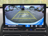 後方の映像とガイド線を画面で確認でき、駐車時の周囲確認に役立ちます。車庫入れや狭い場所での切り返しの際も、目安を見ながら慎重に操作できる便利な装備です。安全確認を助けます。