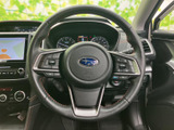 手元には複数のスイッチが備わり、運転姿勢を保ちながら各種機能を操作できます。メーターやナビと合わせて使いやすく、日々の移動を快適にサポートする装備です。