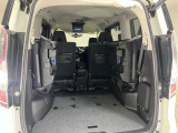 サードシートをサイドに跳ね上げることで大きい荷物もしっかりと載せることができます。