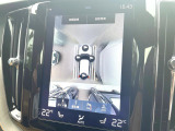 【360&deg;ビューカメラ】4台の高解像度カメラで360度の鳥瞰図を表示。隣の車や壁、死角にある障害物などを画面で確認できるため、狭いスペースでの駐車・出入りも安心です。
