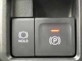 【電動パーキングブレーキ】パーキングブレーキは便利な電動式!ボタン一つで操作でき、アクセルを踏めば自動で解除されます♪レバーやペダルが無いので運転席廻りもすっきりしますね♪