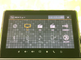 テレビやラジオ、音楽再生などの項目が画面に並び、使いたい機能を選びやすい構成です。日々の移動中も、お好みの音源を手軽に選んで楽しめます。